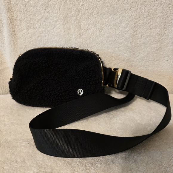 Lululemon Women's Go Everywhere Bag Black Sherpa Belt Bag - Picture 1 of 9